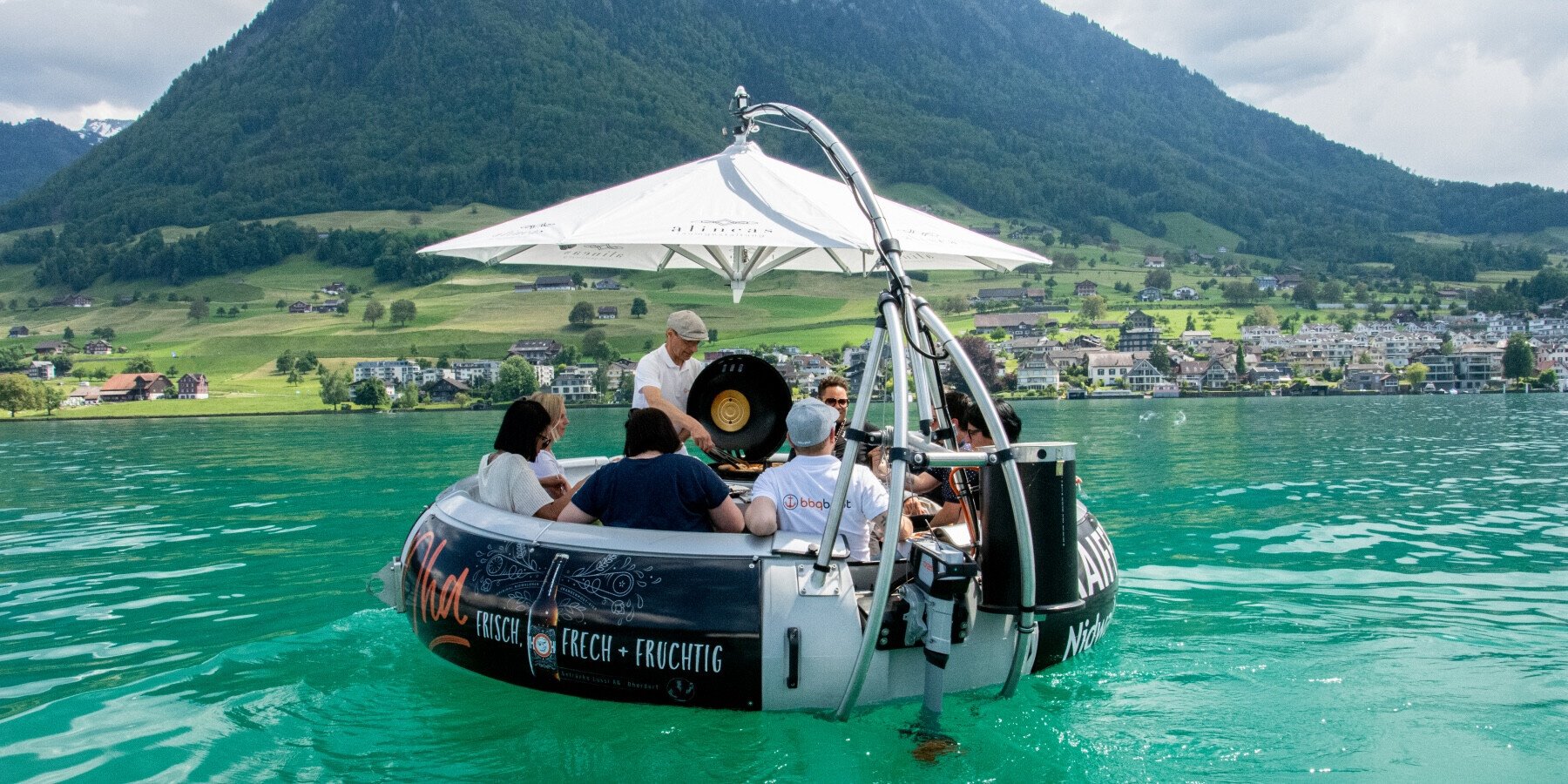 Im Donut-Boot grillieren und cruisen
