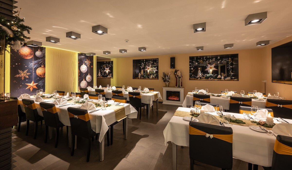 Firmenanlass im weihnachtlich geschmücken Saal im Marina Lachen