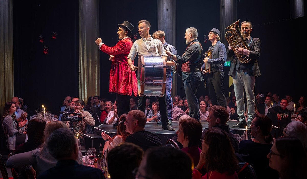 Monti's Variété mit Dinner und Artisten und Live-Band auf der Bühne